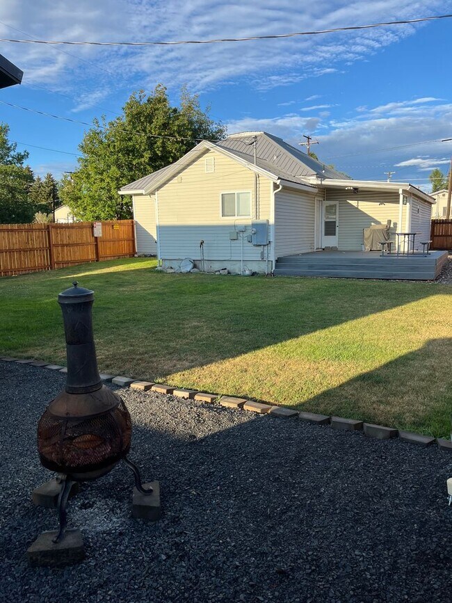 Building Photo - 3-bedroom 2 bath Corner Lot