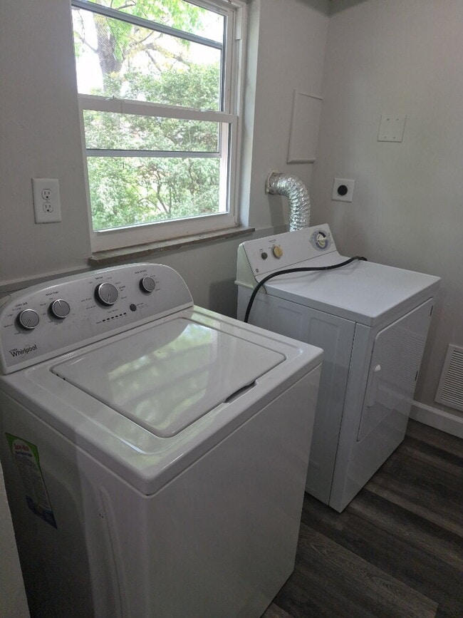 Building Photo - 5568 Raceview Ave