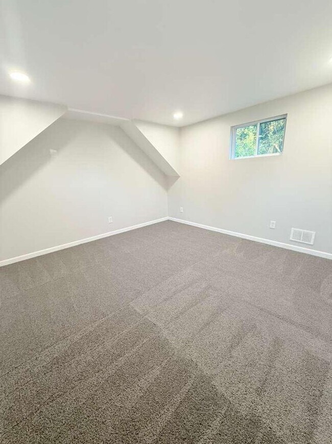 Building Photo - Spacious and beautifully updated 4-bedroom, 2-bath