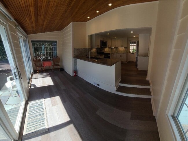 Building Photo - 44 Silver St