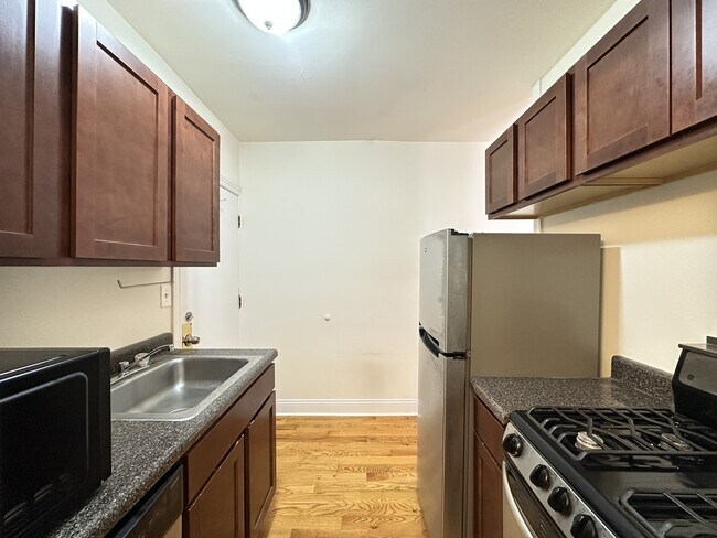 Building Photo - 822 W Cornelia Ave