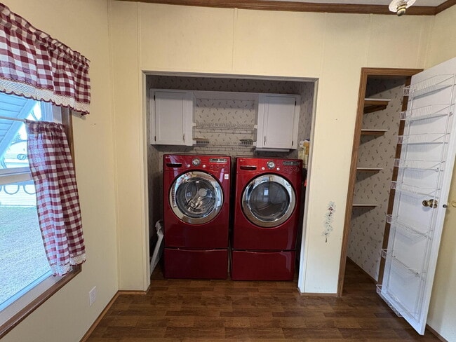 Building Photo - charming 3-bed, 2-bath home is located in the highly desired Strawberry Crest 55+ community