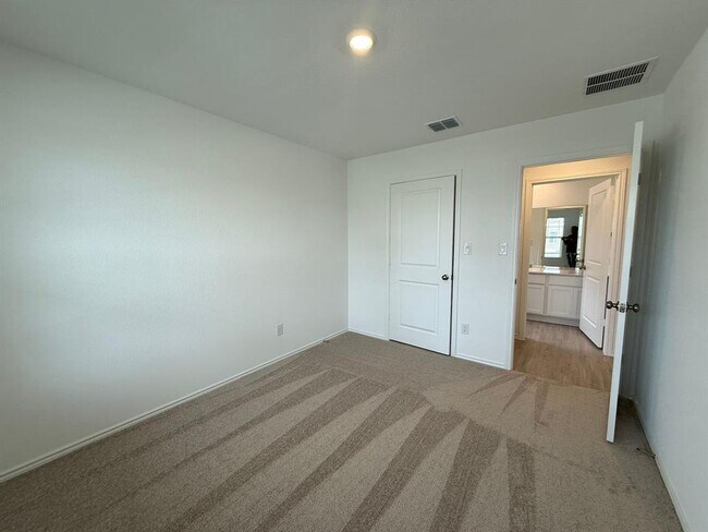 Building Photo - 125 Sormonne Lp