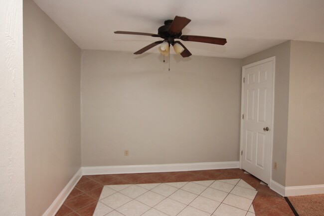 Interior Photo - OAK MANOR -- 052