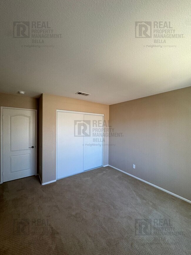 Building Photo - 4-Bedroom Home with Desirable Downstairs Bedroom & Full Bath