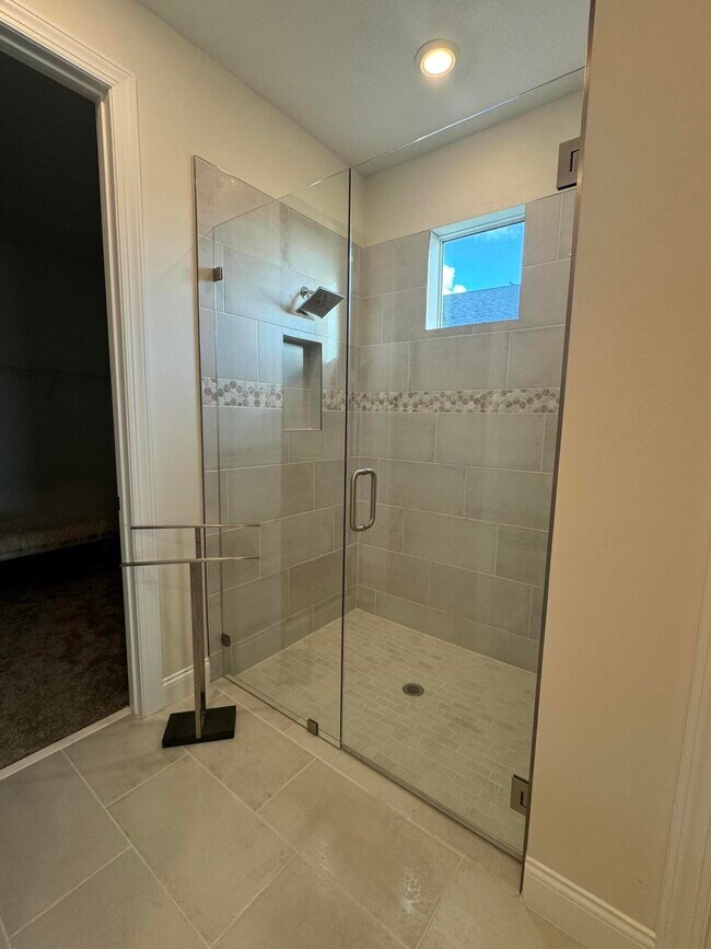 Building Photo - 8643 Dahlia Cir