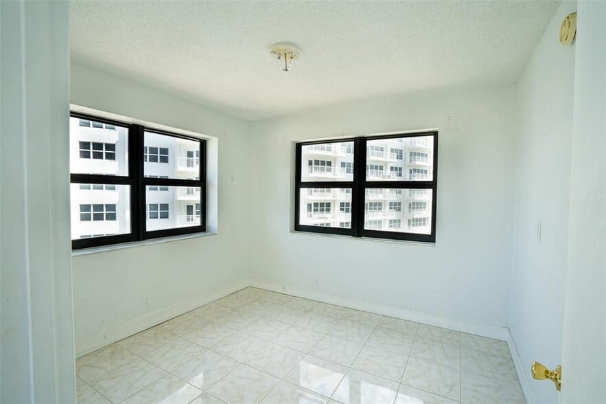 Building Photo - 3800 Galt Ocean Dr