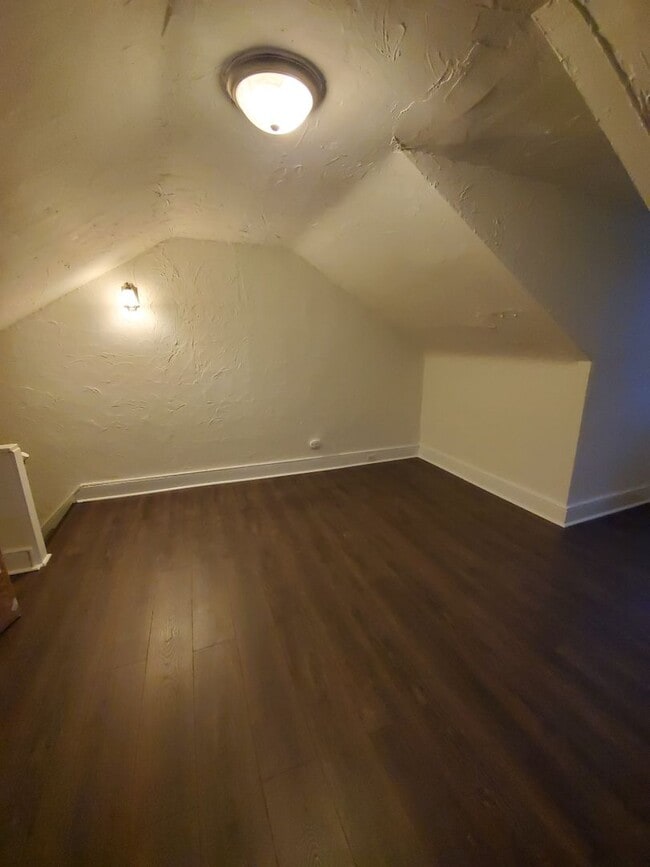 Building Photo - Spacious 3 Bedroom 1.5 Bath Brick Home