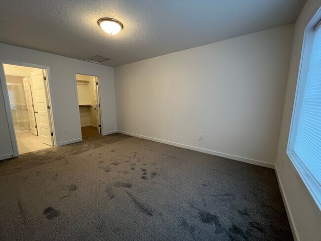 Building Photo - 1550 E 3rd St