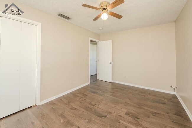 Building Photo - 1118 Crescent Ln