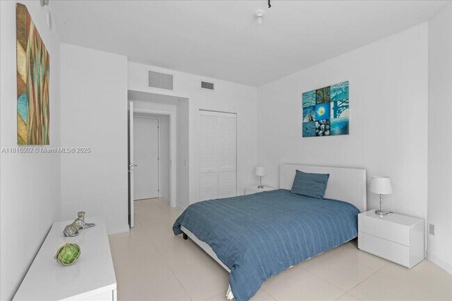 Building Photo - 300 S Biscayne Blvd