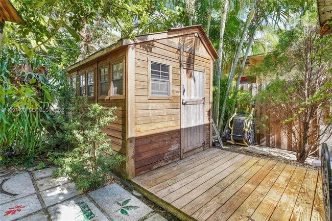 Building Photo - 521 NE 74th St