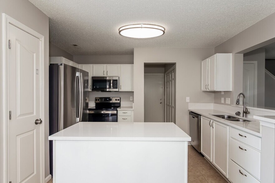 Building Photo - 9809 Holly Park Dr