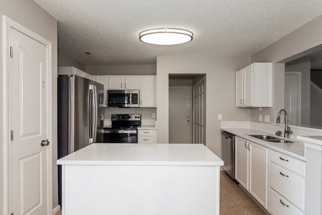 Building Photo - 9809 Holly Park Dr