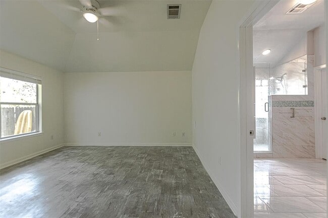 Building Photo - 2210 Zoa Dr