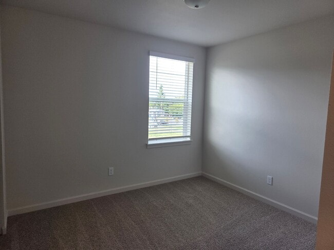Building Photo - Brand New 3 bdrm 2 1/2 bath townhouse