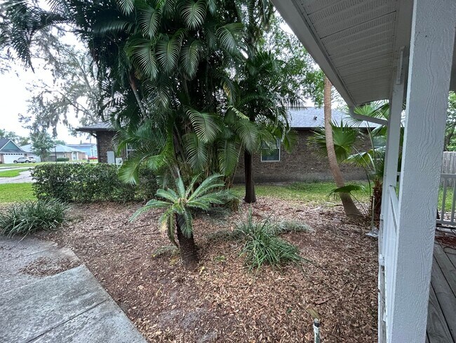 Building Photo - Spacious and Perfectly located 4/2 home in...