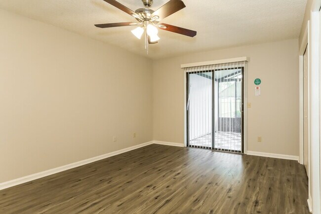 Building Photo - 1845 Alberta Ct N