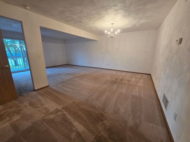 Building Photo - Large 3 Bedroom Townhouse in Burrell Schoo...