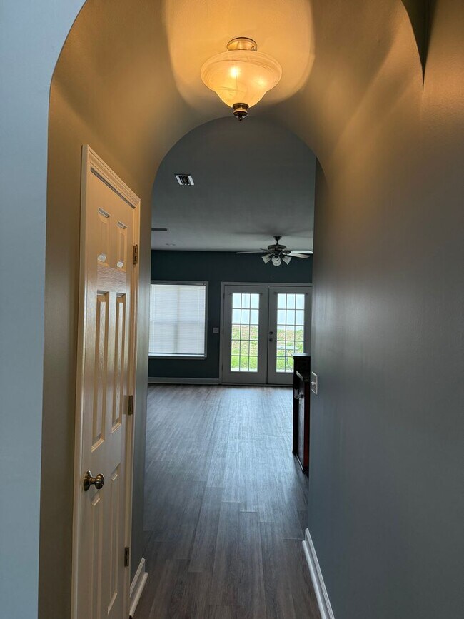 Building Photo - Available NOW -111 Peregrine Way