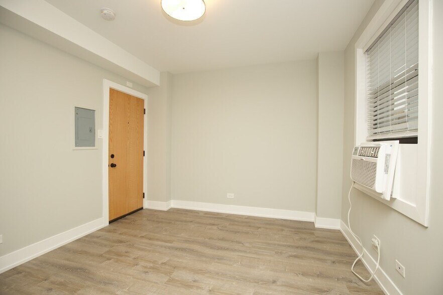 Building Photo - 545 W Belmont Ave