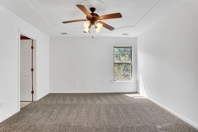 Building Photo - 3 bedroom 2.5 bath townhome in Carriage Square @ Morgan Pines