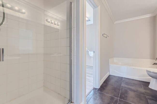 Building Photo - 1406 Buckingham Dr