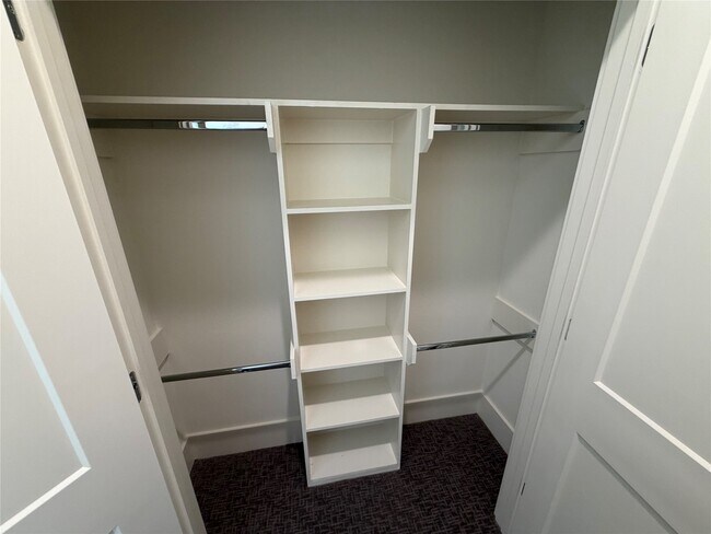 Building Photo - 879 Rachel St