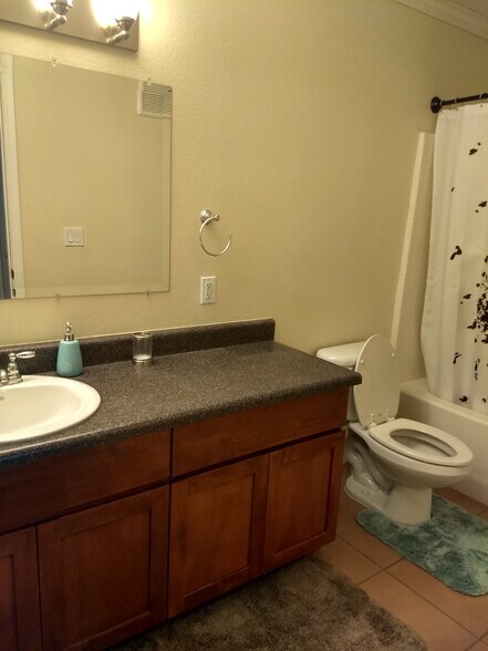 Building Photo - 1385 W University Ave