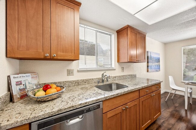 Building Photo - Charming 2 bed, 1 bath Lynnwood Condo, $1695/mo.