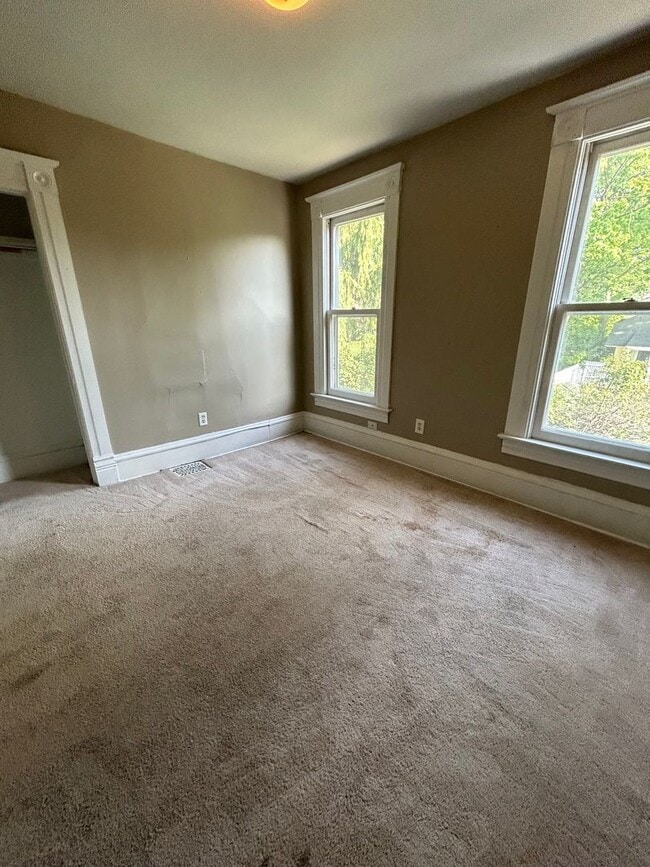 Building Photo - Large Five Bedroom House