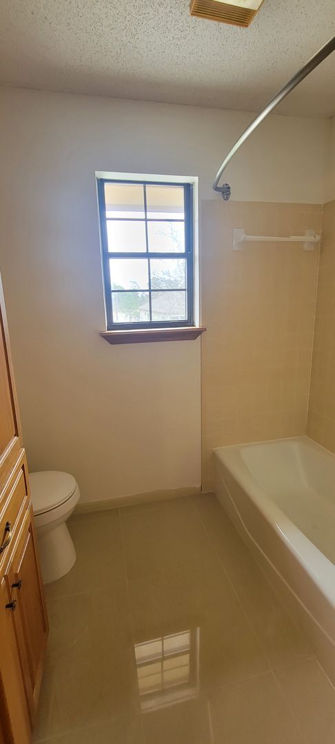 Building Photo - Vaulted Ceiling, Huge Yard, Close to Town