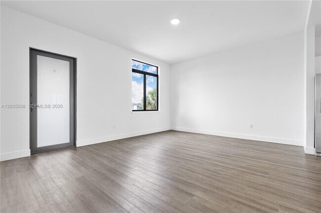 Building Photo - 440 E 16th St