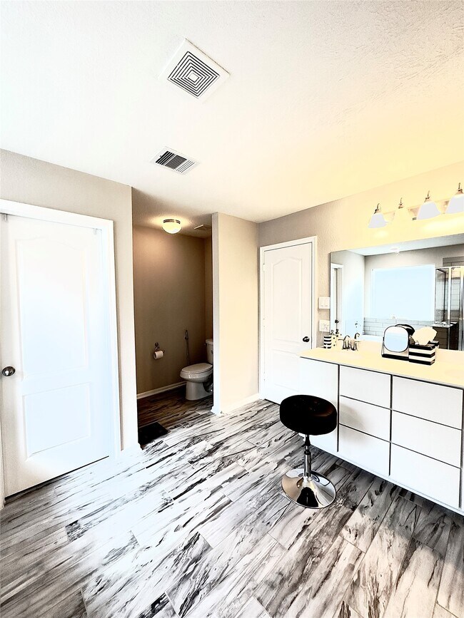 Building Photo - 15811 Copper Oak Ln