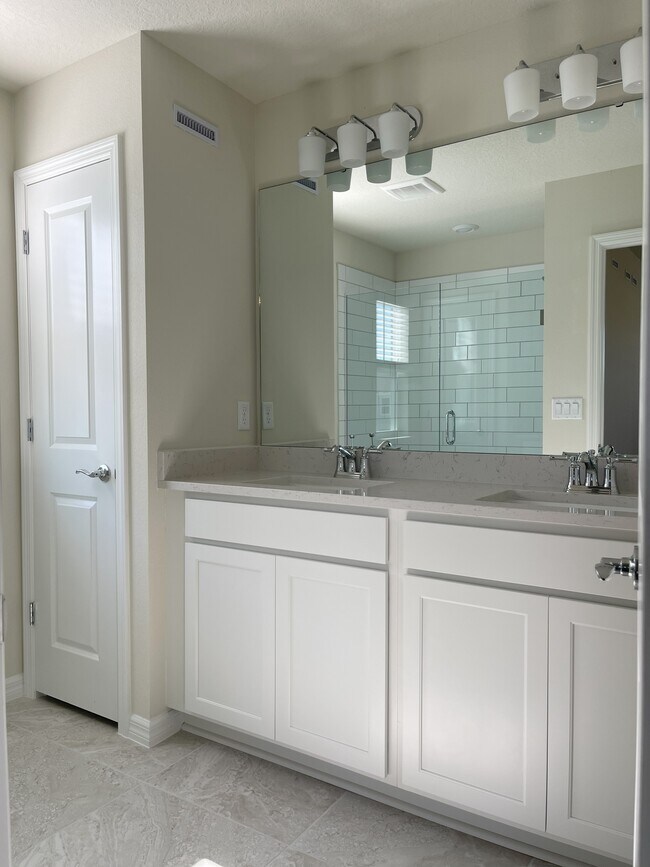 Building Photo - 3156 Emerald Acrs Ln