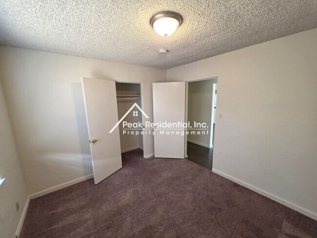 Building Photo - A Charming 3bd/1ba Fruitridge Manor Area Home with Garage