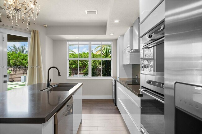 Building Photo - 8555 NW 111th Ct