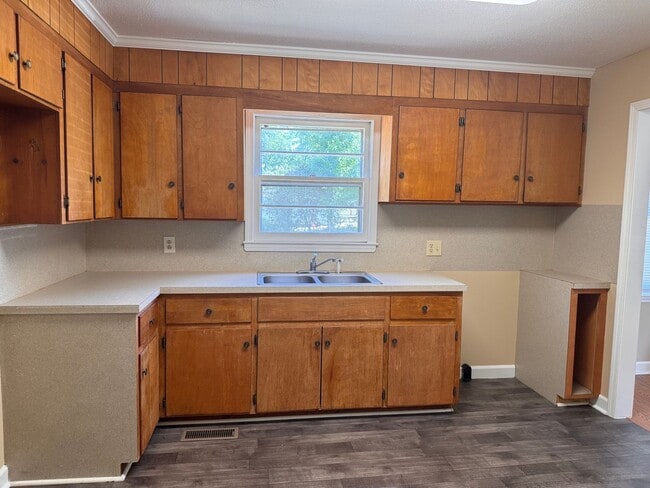 Building Photo - 915 Pine Cir Dr