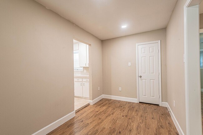 Building Photo - 128 N Washington St