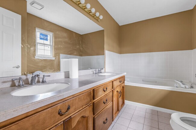 Building Photo - 7918 Holly Hills Dr