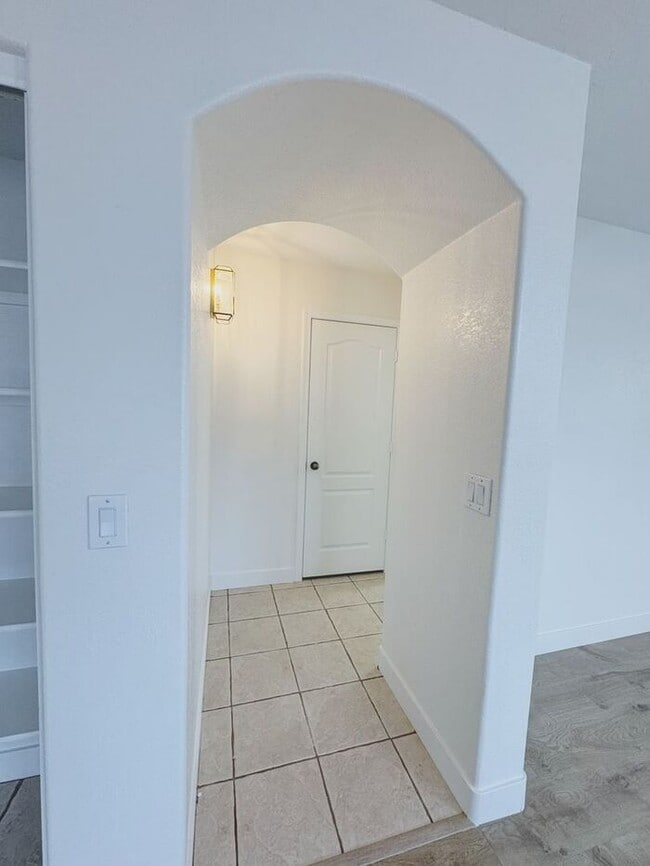 Building Photo - MOVE IN SPECIALS!! 15 DAYS RENT FREE!! Wonderful large, 4 br 2.5 ba family home in Johnson Ranch