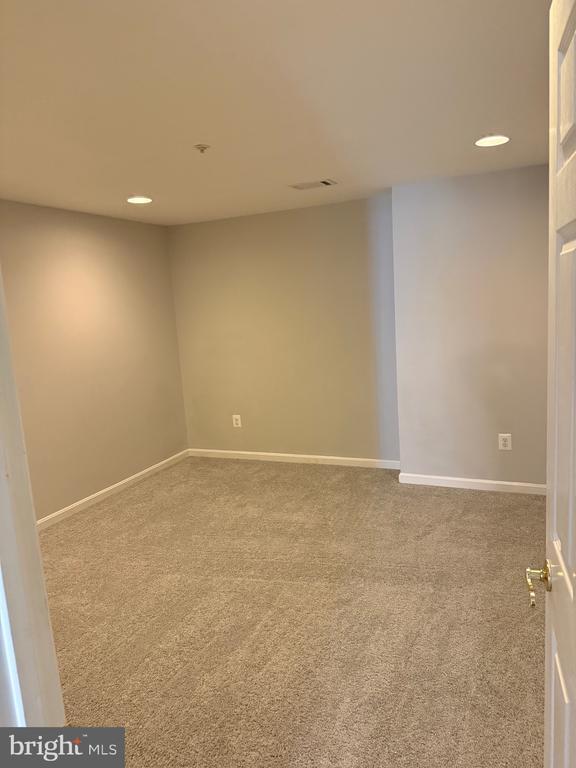 Building Photo - 539 Tschiffely Square Rd