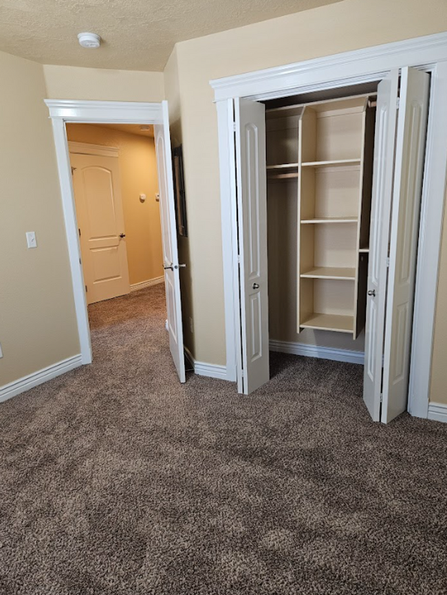 Building Photo - Centrally located 3bed/2.5bath townhome w/...