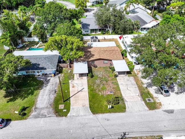 Large Parking Area - 5318 17th St W