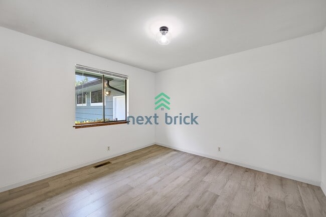 Building Photo - Charming 3-Bed, 2-Bath Remodeled Home in Prime Edmonds Location!