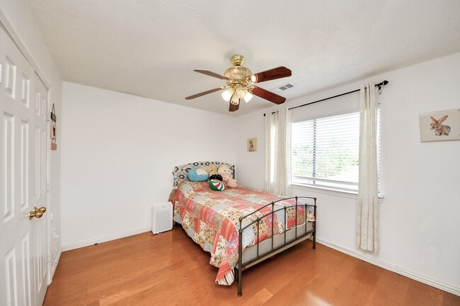 Building Photo - 922 Bayhill Dr