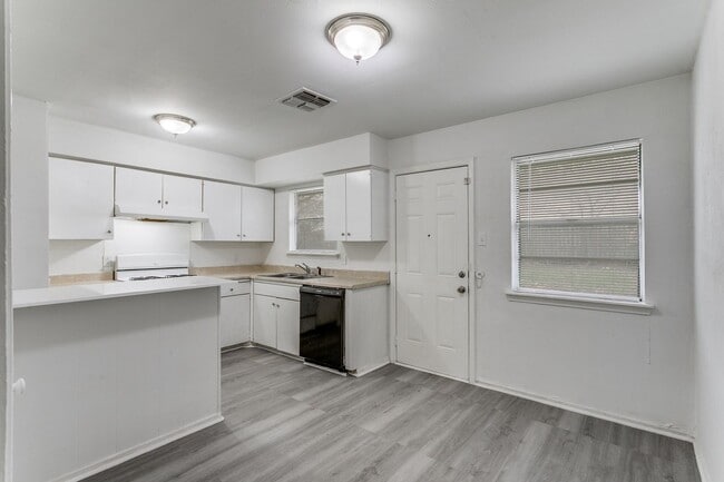 Building Photo - 528-S