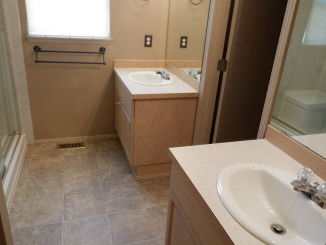 Building Photo - 5610 Mt Baker St SE