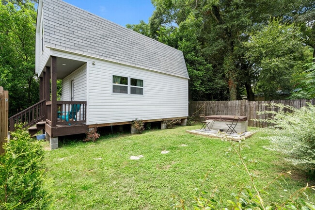 Building Photo - 2 Mead Dr