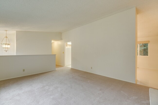 Building Photo - Beautiful 4 bedroom house with large backyard for rent in Sammamish!